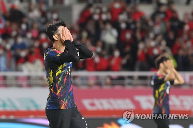 아쉬워하는 손흥민 (고양=연합뉴스) 김주성 기자 = 23일 고양종합운동장에서 열린 한국 대 코스타리카 축구대표팀 평가전에서 손흥민이 슛이 불발되자 아쉬워하고 있다. 2022.9.23 utzza@yna.co.kr