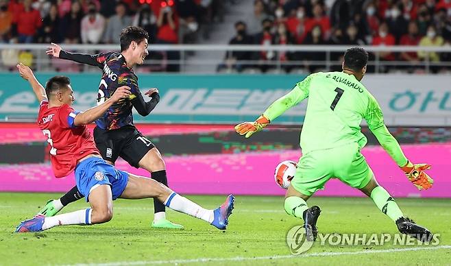 아쉽게 벗어난 황의조의 슛 (고양=연합뉴스) 김도훈 기자 = 23일 고양종합운동장에서 열린 한국과 코스타리카 축구 대표팀 평가전에서 한국 황의조의 슛이 코스타리카 골문을 벗어나고 있다. 2022.9.23 superdoo82@yna.co.kr