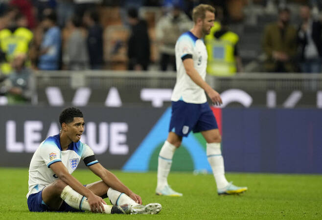 이탈리아에게 패한 잉글랜드의 저드 벨링엄(왼쪽)과 해리 케인이 실망감을 감추지 못하고 있다. 사진=AP PHOTO