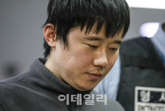 [이데일리 이영훈 기자] ‘신당역 스토킹 살인 사건’ 피의자 전주환(31)이 21일 서울 중구 남대문경찰서에서 출감된 뒤 검찰로 구속 송치되고 있다.