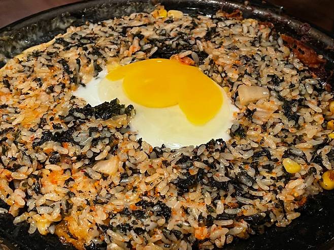 치즈 등갈비를 다 먹고 나면 팬에 남은 양념에 밥을 볶아 먹는 것도 일품이다. (사진=송혜수 기자)