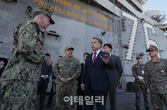 이종섭 국방부장관이 24일 부산 해군작전기지에서 한미 연합훈련 차 입항한 미 제5항모강습단의 로널드 레이건함을 방문하고 있다. (사진=국방부)