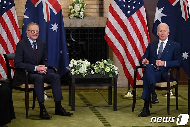 조 바이든 미국 대통령(우측)과 앤서니 앨버니지 호주 총리가 지난 5월 도쿄에서 열린 쿼드 정상회의 계기 회담한 모습. 2022. 5. 24. ⓒ AFP=뉴스1 ⓒ News1 최서윤 기자