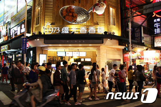 타이중 펑자 야시장을 찾은 현지인들이 '닭튀김'으로 유명한 식당을 지나가고 있다. ⓒ News1
