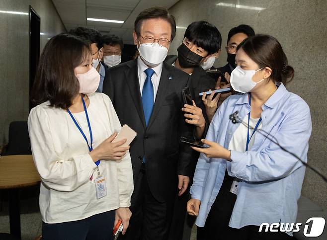이재명 더불어민주당 대표가 12일 오후 서울 여의도 국회에서 당 업무 관련 회의를 마친 후 나서고 있다. 2022.9.12/뉴스1 ⓒ News1 이재명 기자