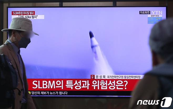 북한이 잠수함발사탄도미사일(SLBM) 1발을 발사한 지난 5월7일 서울 중구 서울역 대합실 TV에 관련 뉴스가 나오고 있다. /뉴스1 ⓒ News1 이성철 기자