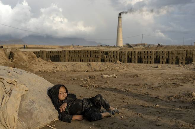 지난 8월 17일 4살 짜리 소녀가 카불의 한 벽돌공장에서 일한 뒤 바닥에 쓰러져 자고 있다./AP 연합뉴스