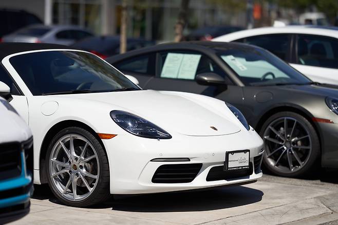 미국 LA 시내 포르셰 매장에 전시된 포르셰 차량들 /AFP연합뉴스