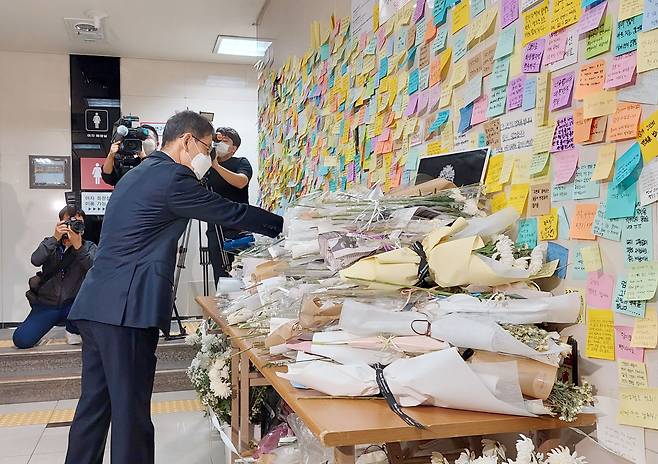 김상범 서울교통공사 사장이 24일 서울 중구 신당역에 마련된 '신당역 스토킹 살해 사건' 희생자 분향소를 찾아 조문하고 있다. /뉴시스