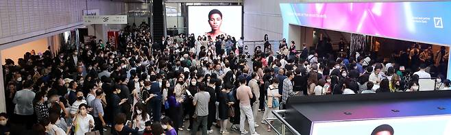7만 명이 넘는 인원이 프리즈 서울과 키아프를 찾았다. 주최측은 관람객의 절반 정도가 2030세대로 보고 있다./사진=뉴스1