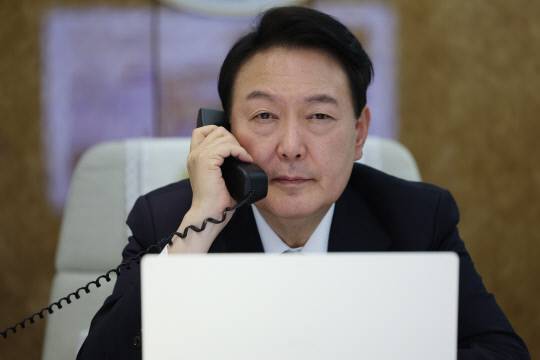 윤석열 대통령이 23일(현지시간) 캐나다 오타와 국제공항 공군1호기에서 영국, 미국, 캐나다 순방을 마치고 귀국하기 앞서 참모들과 안보상황점검회의를 주재하고 있다. 사진=연합뉴스