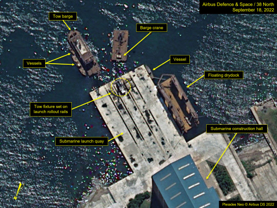 북한이 새 잠수함 진수를 준비한다고 미국의 북한 전문매체 38노스가 21일(현지시간) 보도했다. 건조건물과 연결된 선박 진수용 부두에는 바지선이 잠수함을 바다로 끌고 가는데 필요한 철로, 예인 시설도 위성사진에 나타났다. 연합뉴스