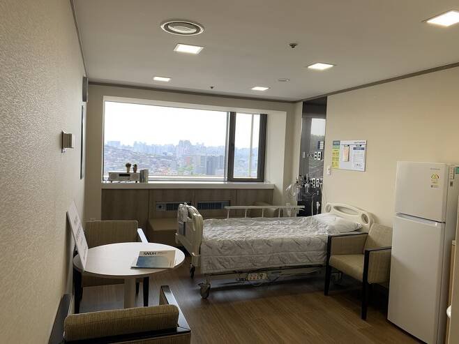 서울대병원은 2006년부터 임종실을 운영하고 있다. 임종실은 임종 과정에 있는 환자가 가족들 곁에서 편안한 모습으로 마지막을 보낼 수 있다. 서울대병원 제공