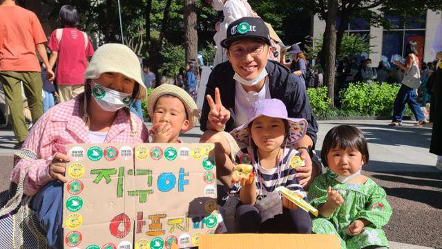 김요환(가운데)씨가 24일 서울 시청역 인근에서 가족들과 함께 인터뷰를 하고 있다. 이유진 기자