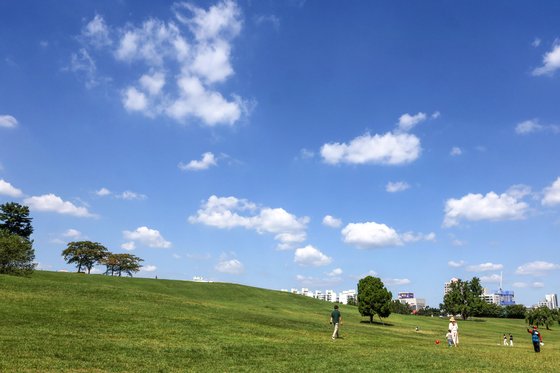 21일 서울 송파구 올림픽 공원위로 파란 가을 하늘이 열렸다.