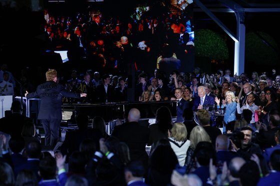 23일(현지시간) 엘튼 존이 백악관 음악회에서 조 바이든 미국 대통령과 질 바이든 여사를 바라보며 공연을 하고 있다. 로이터=연합뉴스
