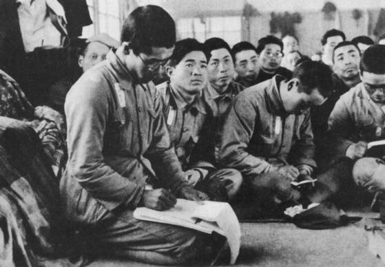 만주국 학교에서 교육받으며 필기하는 개척단원. 1939년 봄, 자무스. [사진 김명호]