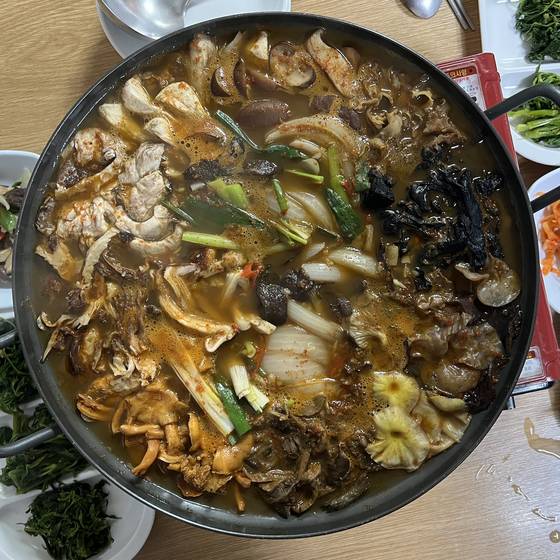 11가지 버섯으로 끓인 전골. [사진 이택희]