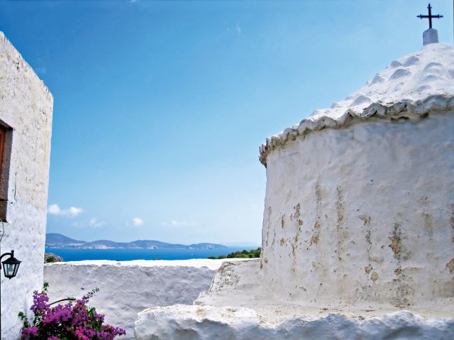 사도 요한이 계시록을 작성한 것으로 알려진 그리스 파트모스섬 내 성 요한 수도원 풍경.  픽사베이