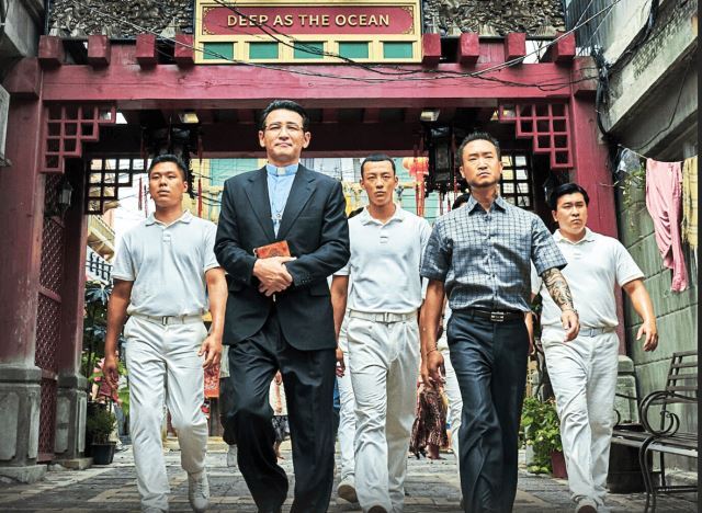 드라마 ‘수리남’에서 목사로 위장한 마약왕 전요환(황정민 분·왼쪽 두 번째)과 그가 거느리는 부하들 모습.   넷플릭스 제공