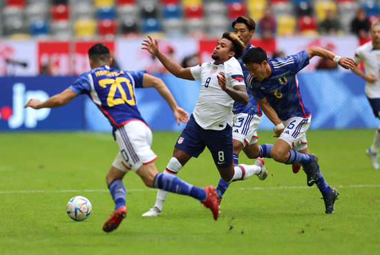 일본 축구대표팀이 지난 23일 밤(한국시각) 독일 뒤셀도르프에서 열린 미국과의 평가전에서 2-0으로 승리했다. 사진은 일본 선수들이 미국 대표 웨스턴 맥케니(8번)의 돌파를 저지하는 장면. /사진=로이터