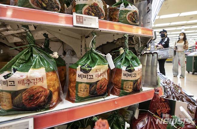 [서울=뉴시스] 김근수 기자 = 배추 값이 한달새 2배 가까이 상승하면서 포장김치가 품귀현상을 보이는 18일 오후 서울 시내의 한 대형마트에서 시민들이 포장김치를 고르고 있다.  한국농수산식품유통공사(aT)는 지난 16일 배추 도매가는 10kg에 3만2940원으로 1년전 1만5208원과 비교했을때 116.6% 상승했고, 무 도매가격도 20kg에 2만8460원으로 1년전 1만1564원보다 146.1% 상승했다고 밝혔다. 2022.09.18. ks@newsis.com