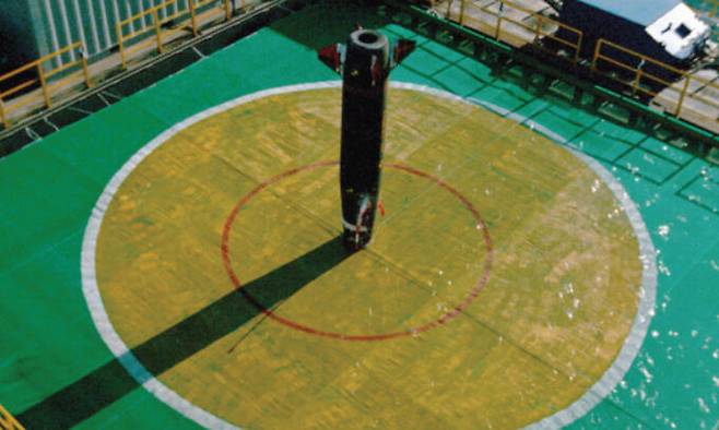 100㎞ 이상 떨어진 해상표적에 정확히 명중하고 있는 한국형 전술지대지유도무기(KTSSM). 세계일보 자료사진