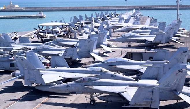 23일 부산에 입항한 미국 해군의 핵추진 항공모함 로널드 레이건함에 전투기 등 북한을 혼내줄 군용기가 잔뜩 실려 있는 모습. 부산=연합뉴스