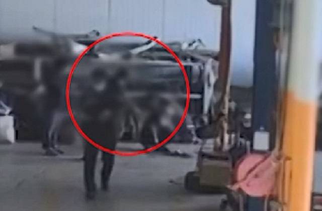 지난 19일 경기 동두천의 한 차량 정비소에서 환불을 요구하던 손님이 휘두른 흉기에 직원이 찔려 중상을 입었다. 사진은 피해자에게 인적사항을 묻고 있는 경찰 모습. SBS 보도화면 캡처