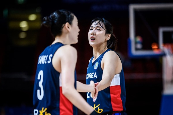 한국 강이슬(왼쪽)과 김단비 / 사진=FIBA 제공