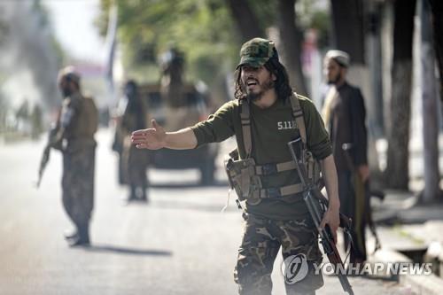 23일 아프간 카불 모스크 인근 폭탄 테러 현장에서 경계 활동 중인 탈레반. [AP 연합뉴스 자료사진. 재판매 및 DB 금지]