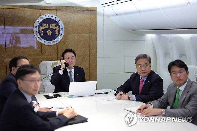 공군 1호기에서 안보상황점검회의 주재 (오타와=연합뉴스) 서명곤 기자 = 윤석열 대통령이 23일(현지시간) 캐나다 오타와 국제공항 공군1호기에서 영국, 미국, 캐나다 순방을 마치고 귀국하기 앞서 참모들과 안보상황점검회의를 주재하고 있다. 2022.9.24 seephoto@yna.co.kr