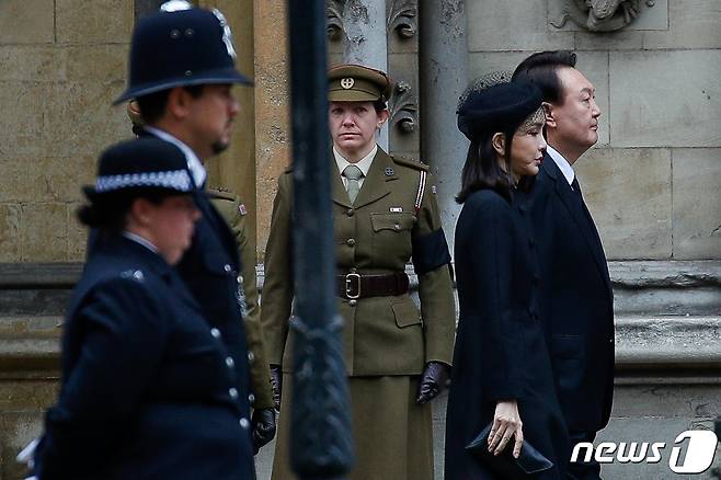 윤석열 대통령과 김건희 여사가 19일 오전(현지시간) 영국 런던 웨스트민스터 사원에서 열린 엘리자베스 2세 여왕 국장에 참석하고 있다. 2022.9.19/뉴스1 ⓒ News1 안은나 기자