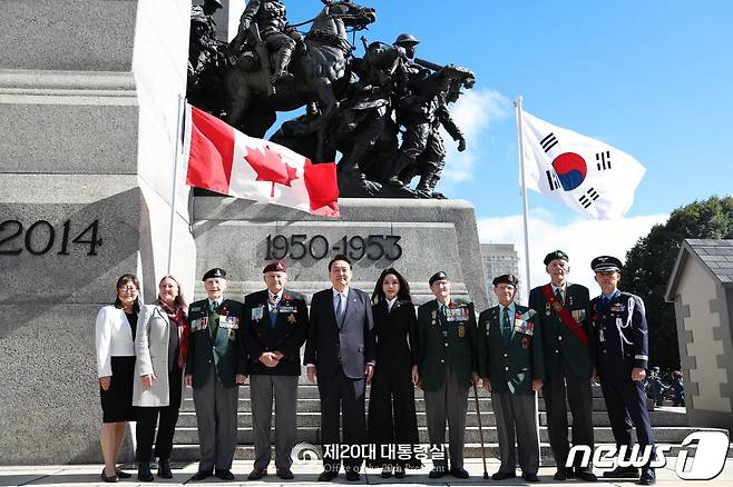 윤석열 대통령이 23일 오전(현지시간) 캐나다 오타와 전쟁기념비를 참배한 후 참전용사들과 기념촬영을 하고 있다. (대통령실 홈페이지) 2022.9.24/뉴스1 ⓒ News1 오대일 기자