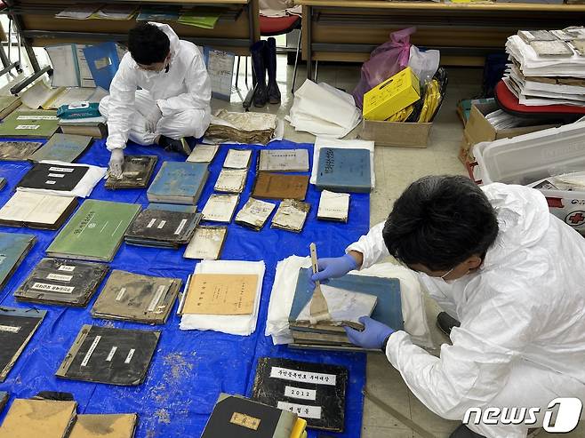 포항시에 파견된 국가기록원의 '기록물 복구 현장지원팀' 침수기록물을 복원하고 있다.(행정안전부 제공)