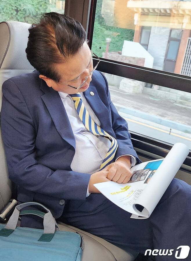 김영환 충북지사가 출근길 버스에서 토막잠을 자고 있다.(윤홍창 충북도 대변인 페이스북 캡처)/뉴스1