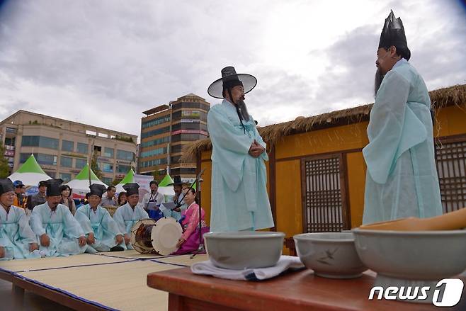 지난 2019년 일산 문화광장에서 열린 막걸리축제 향음주례 모습. (막걸리축제위원회 제공)