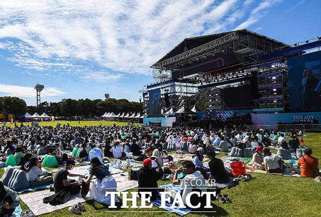 '2022 조이올팍페스티벌'이 25일 오후 서울 송파구 올림픽공원 88잔디마당에서 열린 가운데 관객들이 공연을 감상하고 있다. /이동률 기자