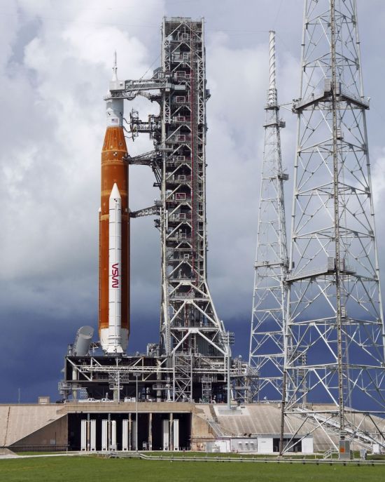 미국항공우주국(NASA)는 27일로 예정했던 아르테미스 1 로켓 발사를 취소했다. 사진은 케네디 우주센터 발사대에 세워진 우주발사시스템(SLS)의 모습. 사진=연합뉴스