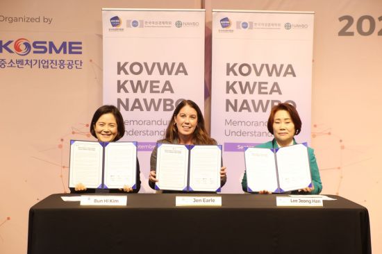 미국 뉴욕에서 열린 컨퍼런스에서 한국과 미국을 대표하는 여성기업인 단체 3곳이 업무협약을 맺고 있다. (오른쪽부터)이정한 한국여성경제인협회 회장, 젠얼 전미여성기업인협회 회장, 김분희 한국여성벤처협회 회장.