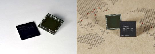 삼성전자와 SK하이닉스가 30일 업계 최초로 8Gb LPDDR4 모바일 D램 개발에 성공했다고 같은 날 발표했다. 사진은 이날 발표된 삼성전자 제품(왼쪽)과 SK하이닉스 제품.