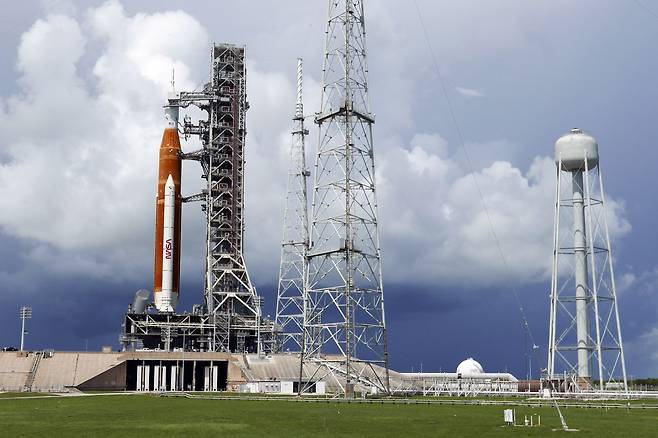 미국의 달 복귀 계획인 '아르테미스(Artemis) 프로그램'의 첫 무인 비행 임무(Artemis 1)에 나서는 초대형 로켓 '우주발사시스템'(SLS)이 지난달 25일(현지시간) 유인 캡슐 '오리온'을 탑재하고 플로리다주 케이프커내버럴 케네디우주센터의 39B 발사대에 세워져 있다. /연합뉴스
