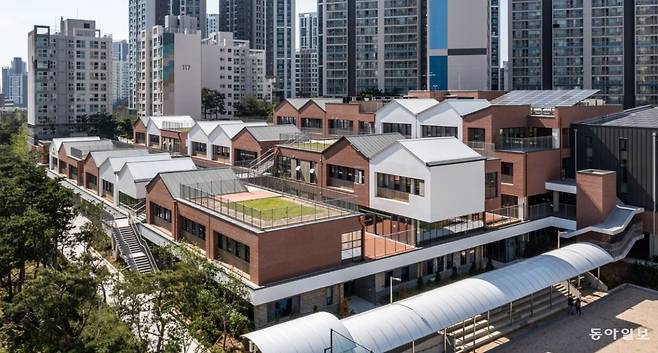서울 영등포구 신길동 고층 아파트 대단지에 둘러싸인 신길중학교는 마치 전원주택들이 옹기종기 모인 작은 마을과 같다. 서울건축문화제 제공