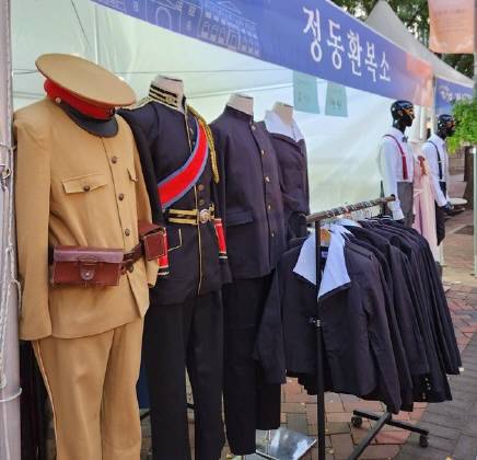 23~24일 서울 정동 일대에서 열린 ‘2022 정동야행’ 행사에 일제 헌병 의상 등을 포함한 개화기 의상이 대여·전시돼 있다. 독자 제공/뉴스1