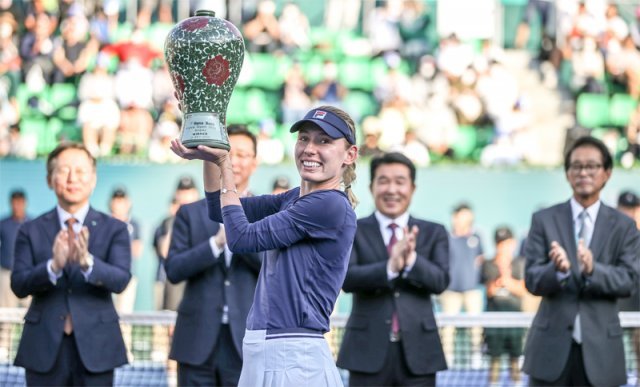 25일 오후 서울 송파구 올림픽공원 테니스경기장에서 열린 2022 하나은행 WTA 투어 코리아오픈
 단식 결승에서 우승한 에카테리나 알렉산드로바가 트로피를 들어 올리고 있다. 뉴시스