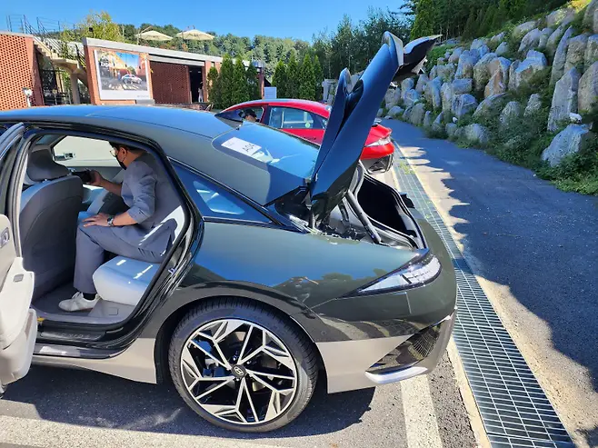 아이오닉6의 트렁크 열리는 모습