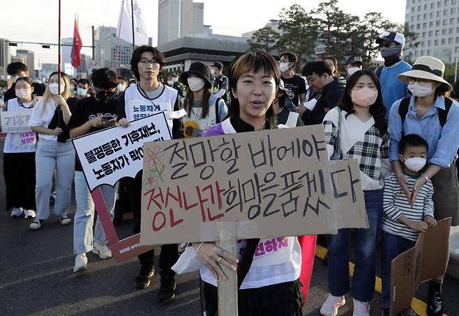 참가자들이 서울 광화문 세종로에서 행진을 하고 있다. 김명진 기자