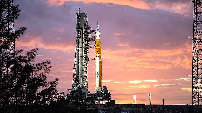 아르테미스 계획의 대형 로켓이 지난달 29일 미국 플로리다주 케네디우주센터에서 발사를 준비하고 있다. 사진 NASA
