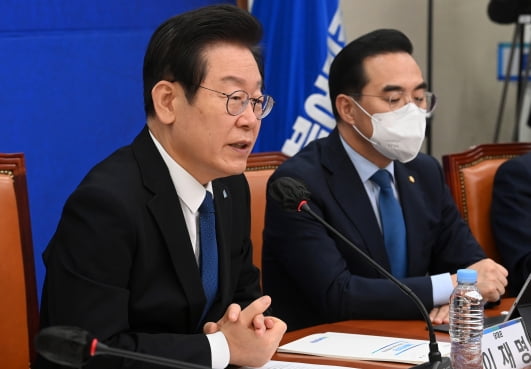 이재명 더불어민주당 대표(왼쪽)가 23일 국회에서 열린 대전·세종 예산정책협의회에서 발언하는 모습. 연합뉴스