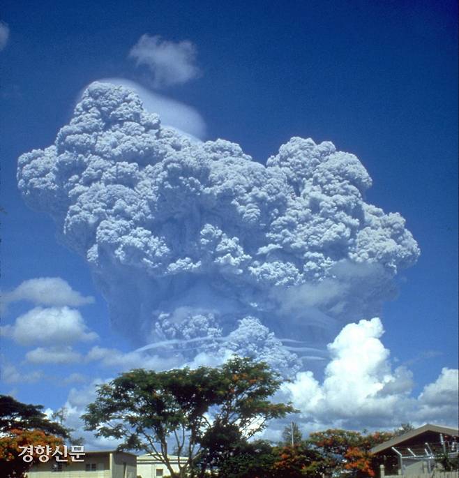 1991년 6월12일 필리핀 피나투보 화산 폭발 직후 하늘로 화산재가 치솟고 있다. 이때 이산화황 2000만t도 대기에 유입되면서 2년간 지구 기온이 0.5도 낮아졌다. 미국 지질조사소(USGS) 제공